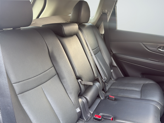 Used 2016 White Nissan SL image 25