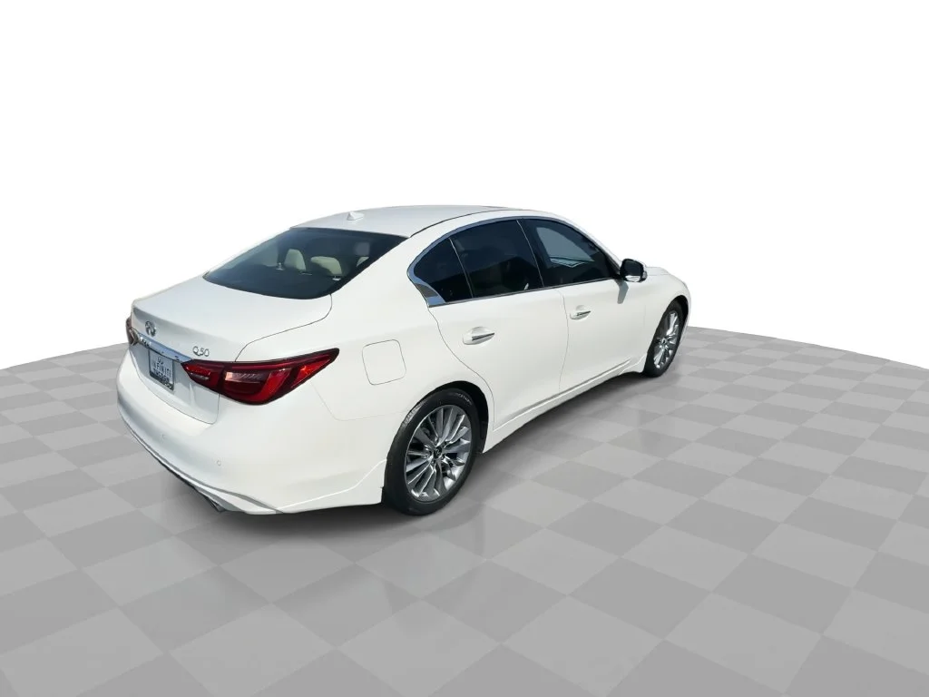 Used 2023 White INFINITI LUXE image 8