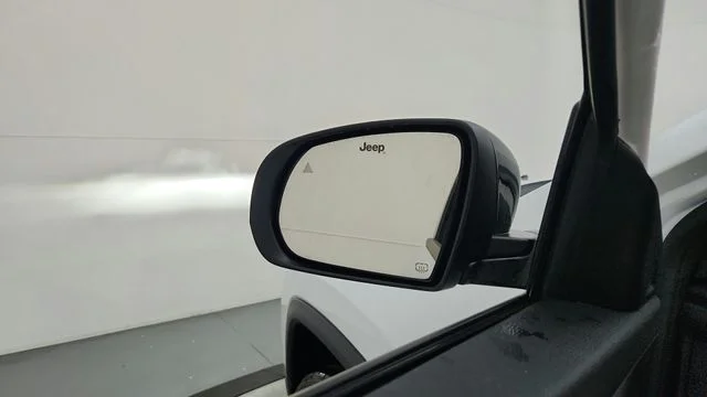 New 2026 Bright White Clear-Coat Exterior Paint Jeep Latitude image 17