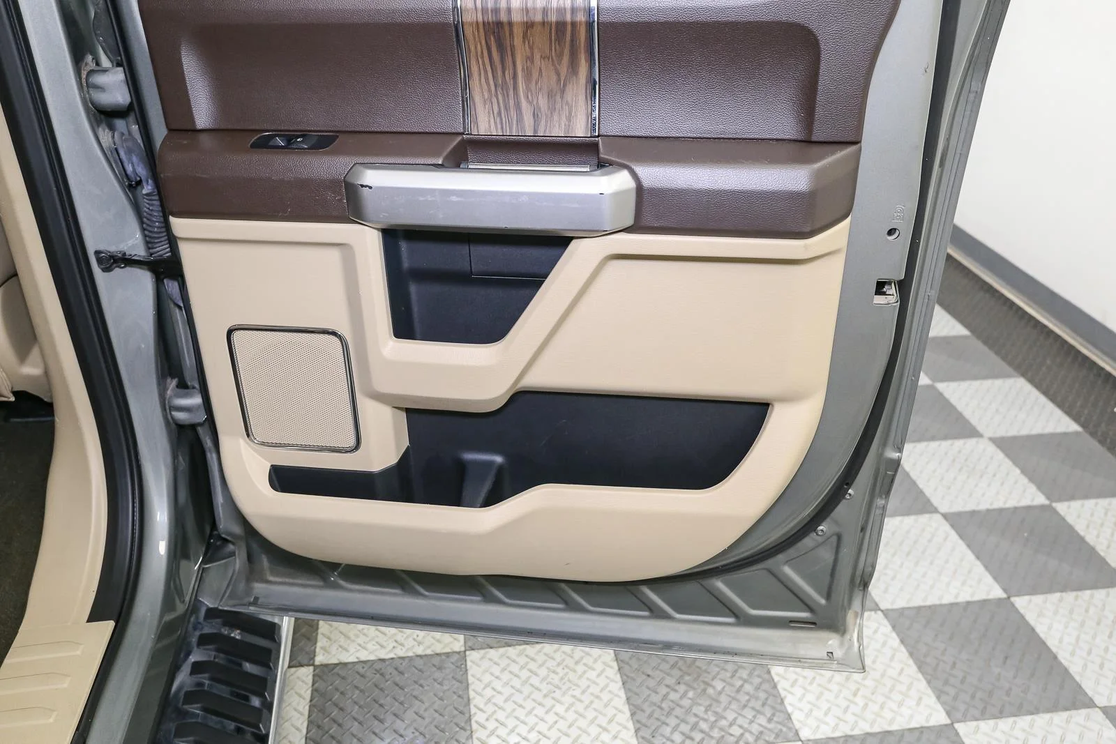 Used 2020 Silver Spruce Ford LARIAT image 23