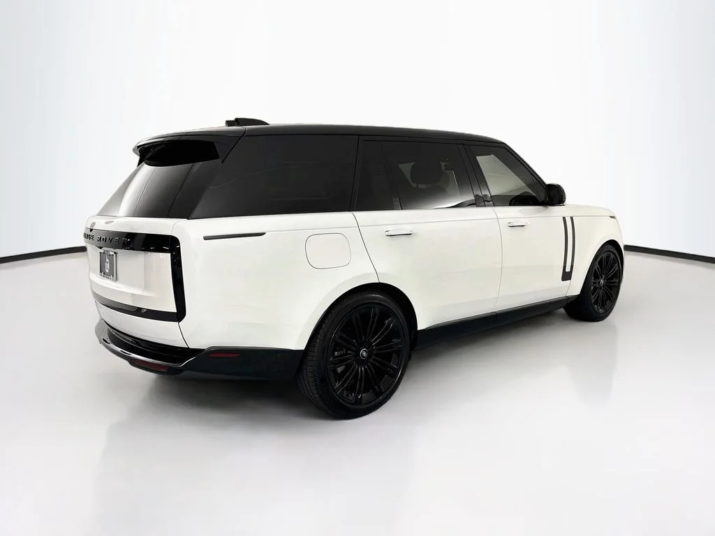 Used 2024 White Land Rover SE image 5