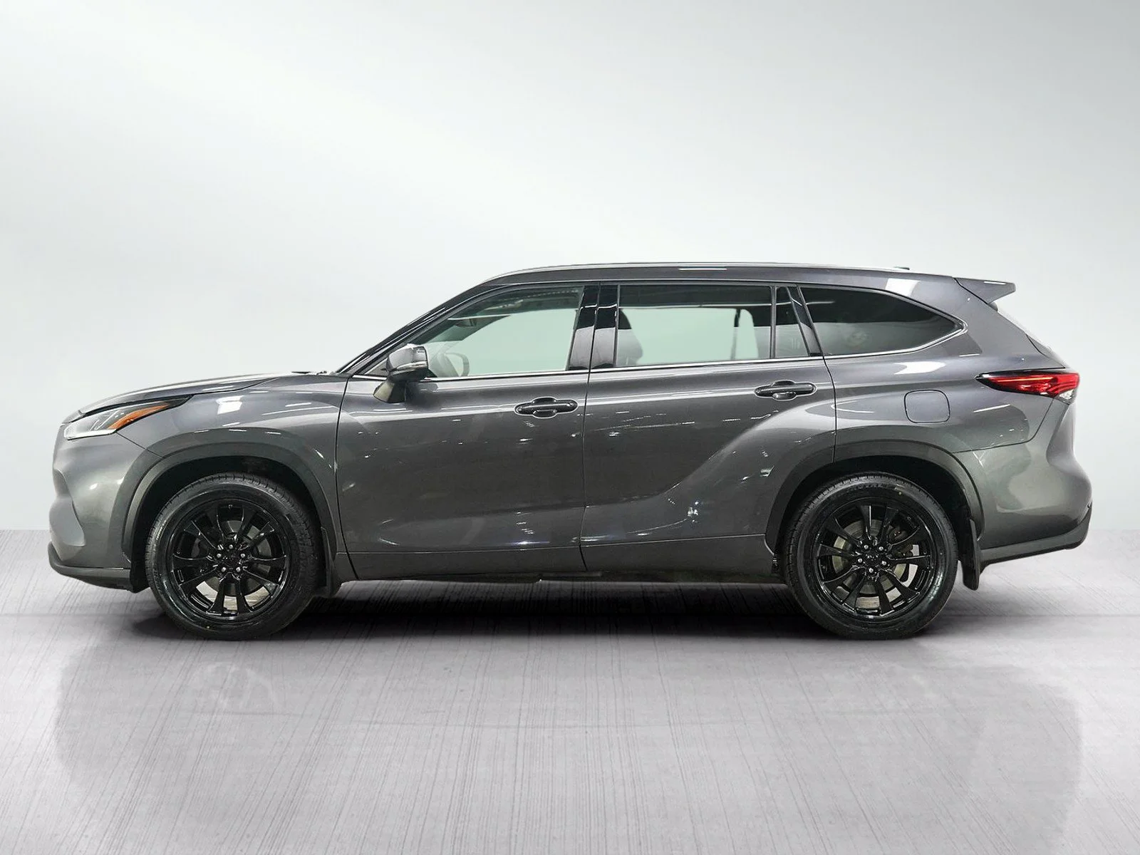 Used 2021 Toyota Highlander Limited with VIN 5TDDZRBH3MS095641 for sale in Burnsville, Minnesota