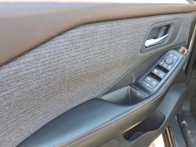 Used 2023 Gray Nissan SV image 8