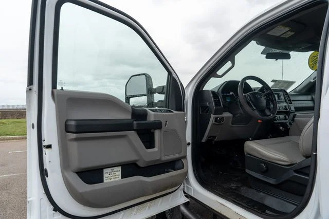 Used 2018 White Ford XL image 19