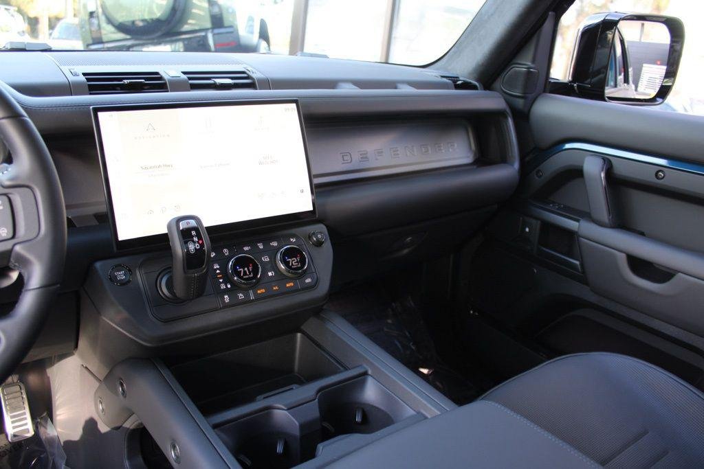 2026 Land Rover Defender OCTA - Photo 34