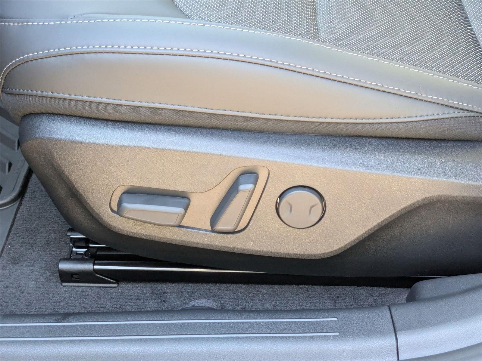 New 2025 Ebony Black Kia Light Long Range image 15