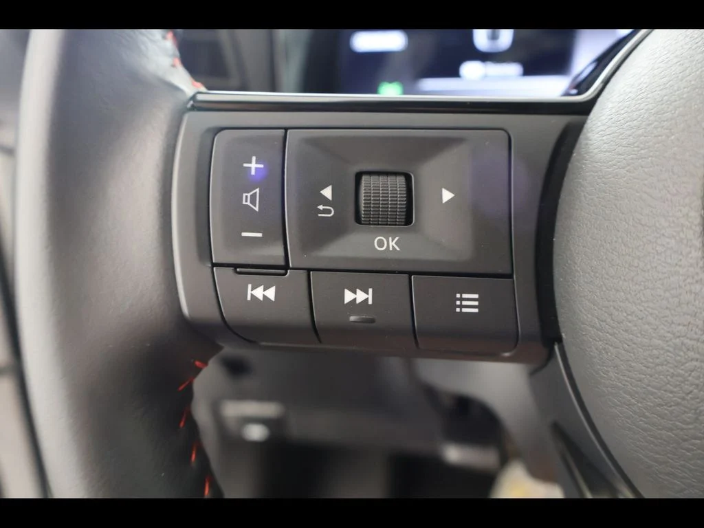 Used 2025 White Nissan SR image 21