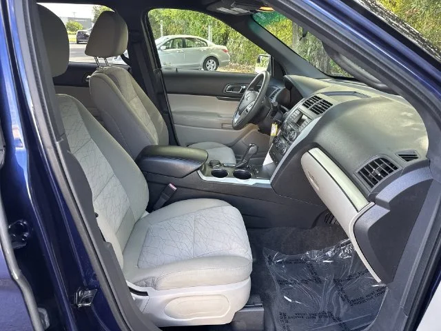 Used 2011 Blue Ford Base image 10