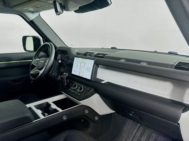 Used 2025 Green Land Rover S image 29