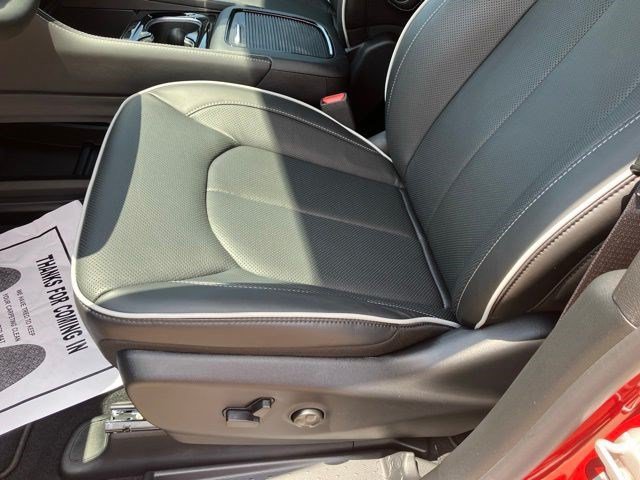 New 2027 Red Hot Pearl-Coat Exterior Paint Chrysler Limited image 10