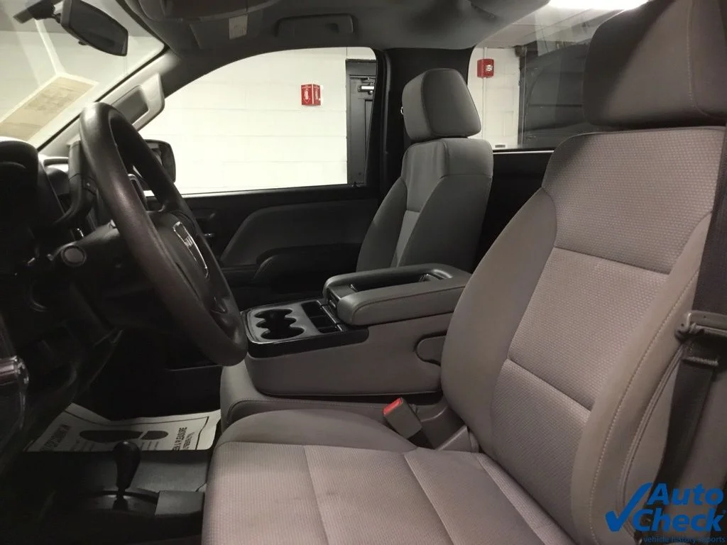 Used 2018 White GMC Base image 29