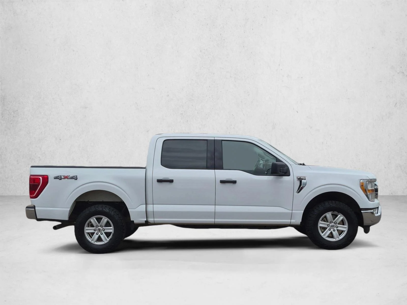 Certified Used 2022 Oxford White Clearcoat Ford XLT image 4