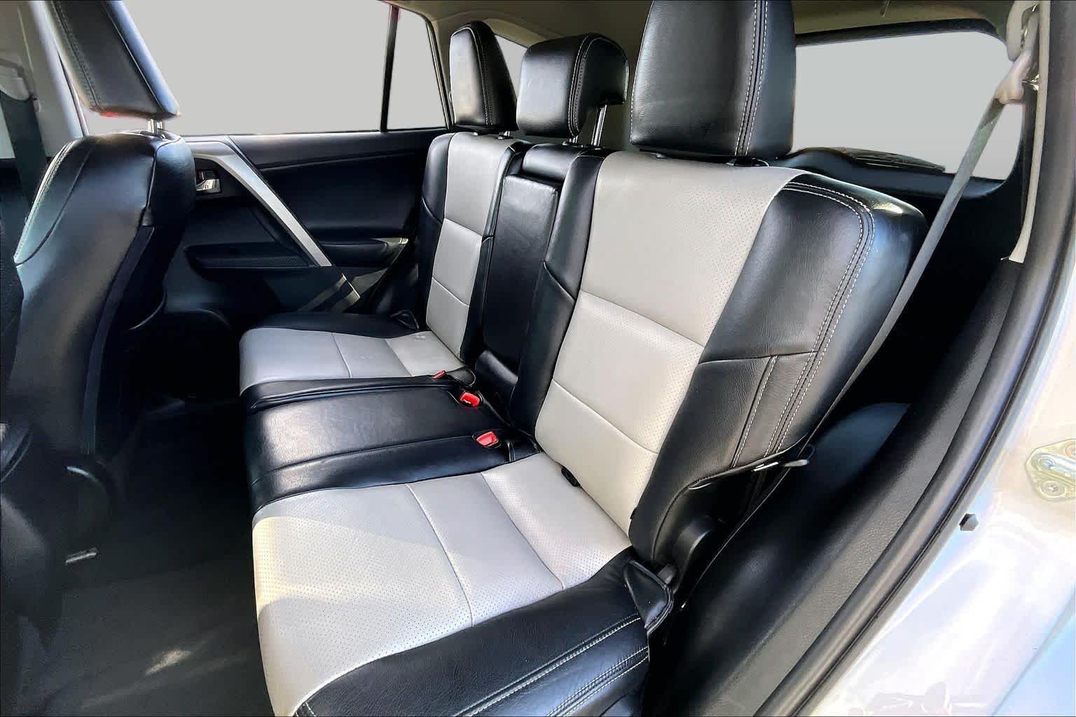 Used 2015 Classic Silver Metallic Toyota XLE image 20