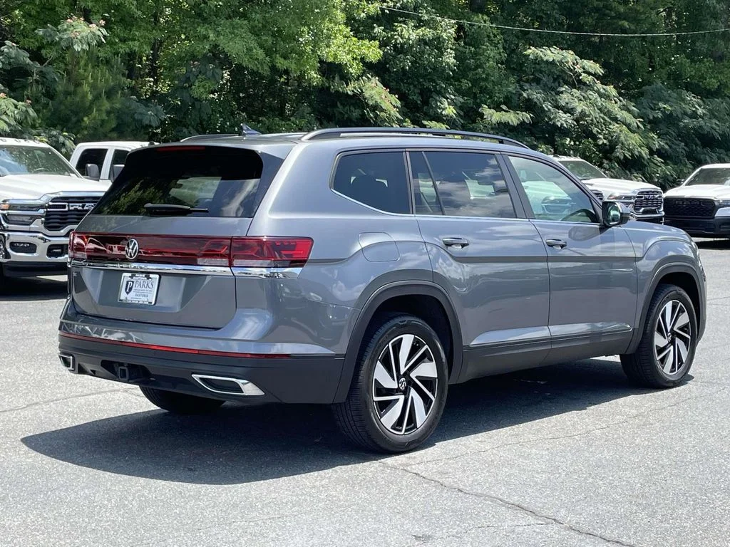 Used 2025  Volkswagen 2.0T SE w/Technology image 8