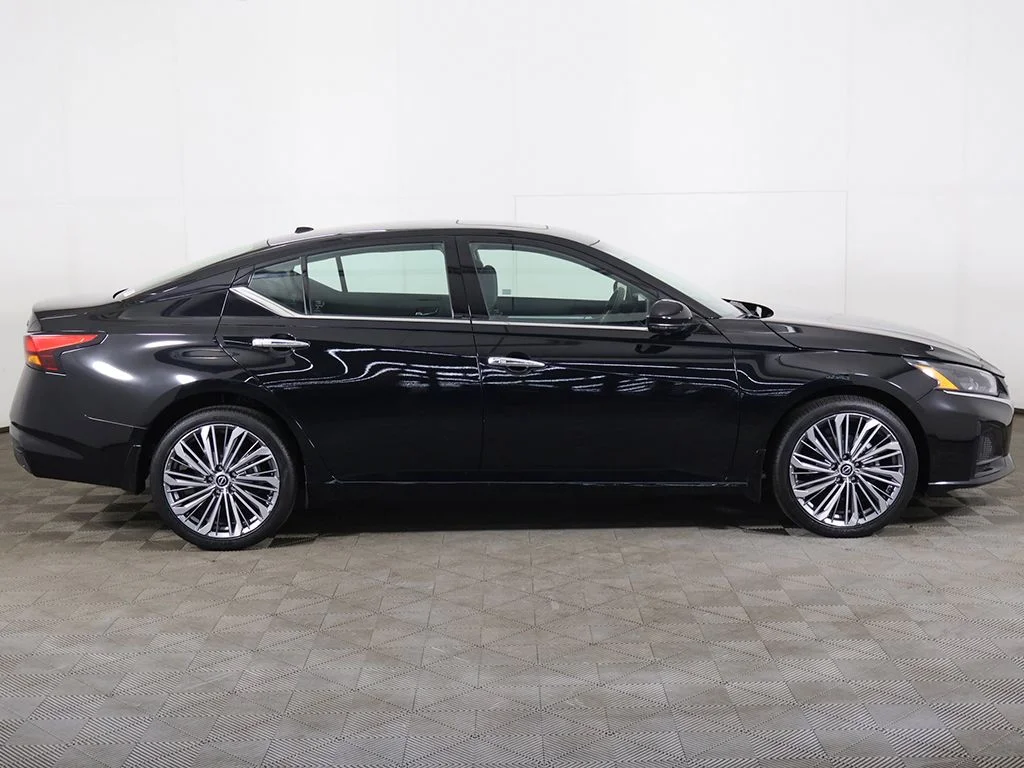 Used 2023 Black Nissan 2.5 SL image 19
