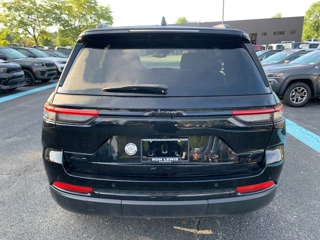 Used 2023 Black Jeep Altitude X image 3