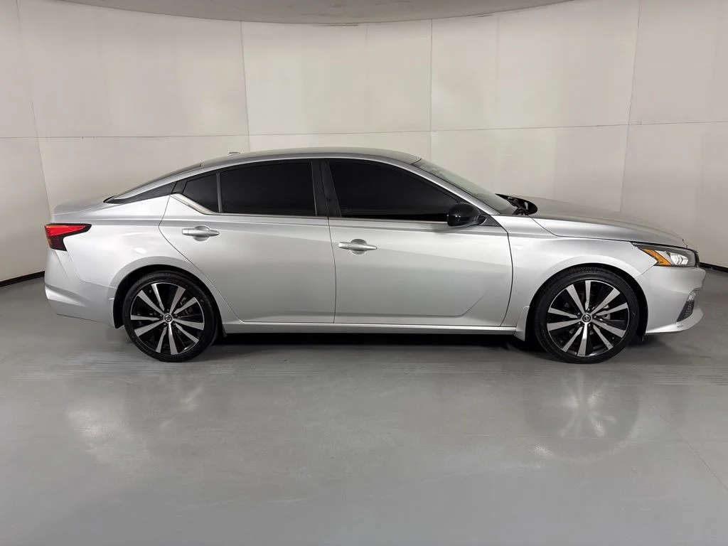 Used 2021 Silver Nissan 2.5 SR image 9