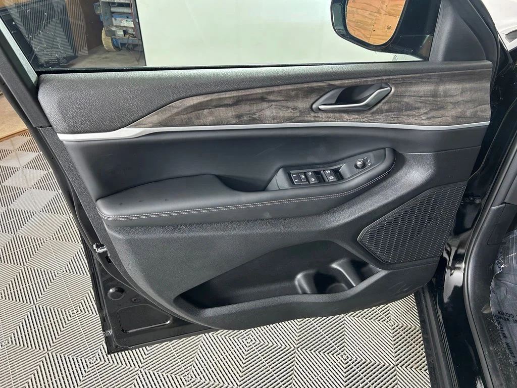 New 2026 Diamond Black Crystal Pearlcoat Jeep Altitude image 8