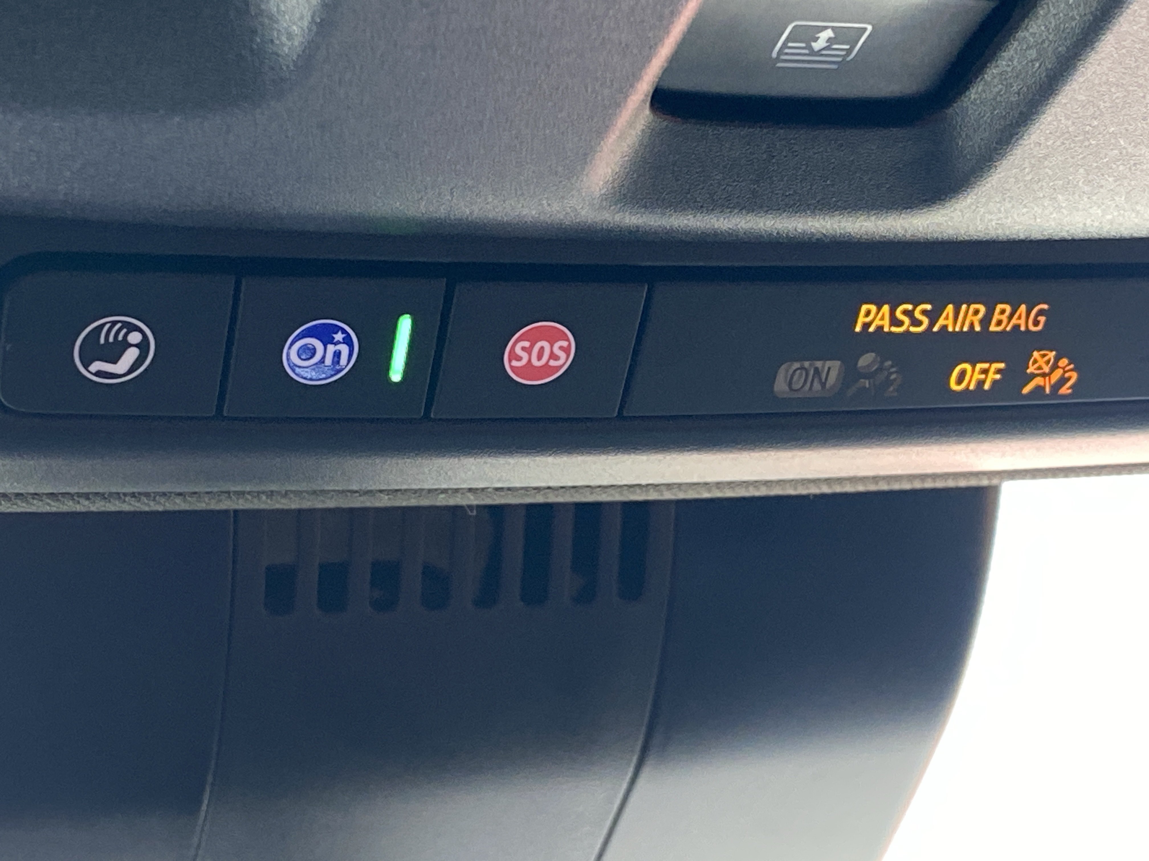 Used 2025 White Frost Tricoat GMC Denali image 30