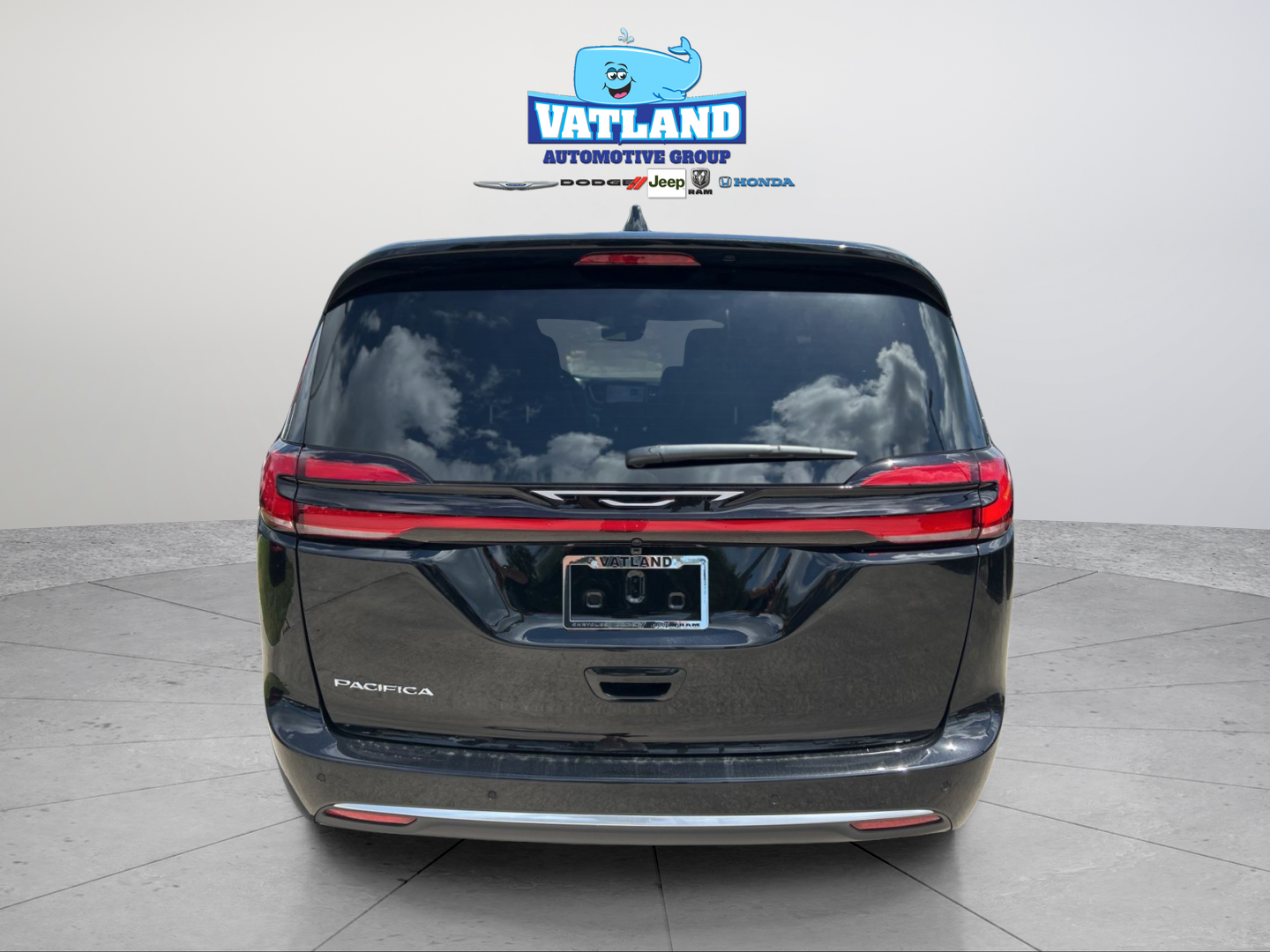 New 2027 Diamond Black Crystal Pearl-Coat Exterior Paint Chrysler Select image 4