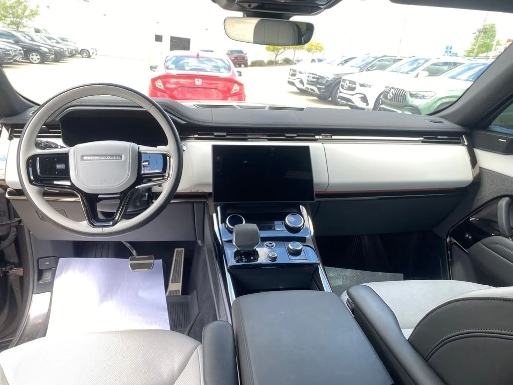 Used 2023 Gray Land Rover SE Dynamic image 12