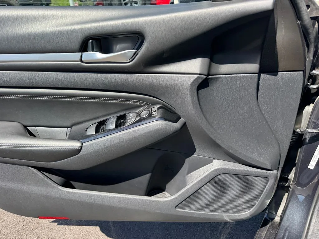 Used 2021 Blue Nissan 2.5 SL image 18