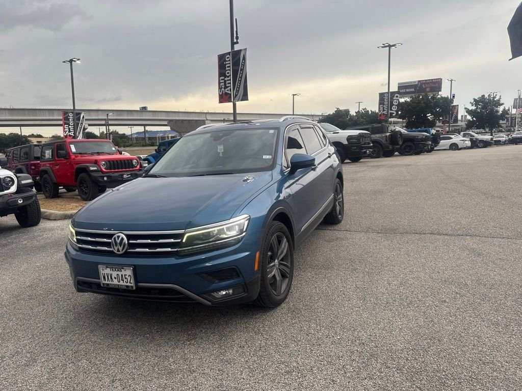 Used 2018 Blue Volkswagen 2.0T SEL Premium image 5