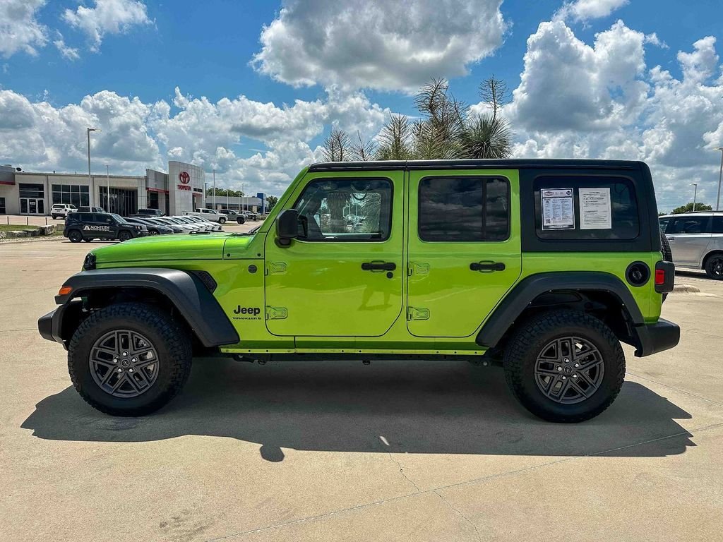 Used 2025 Green Jeep Sport S image 6