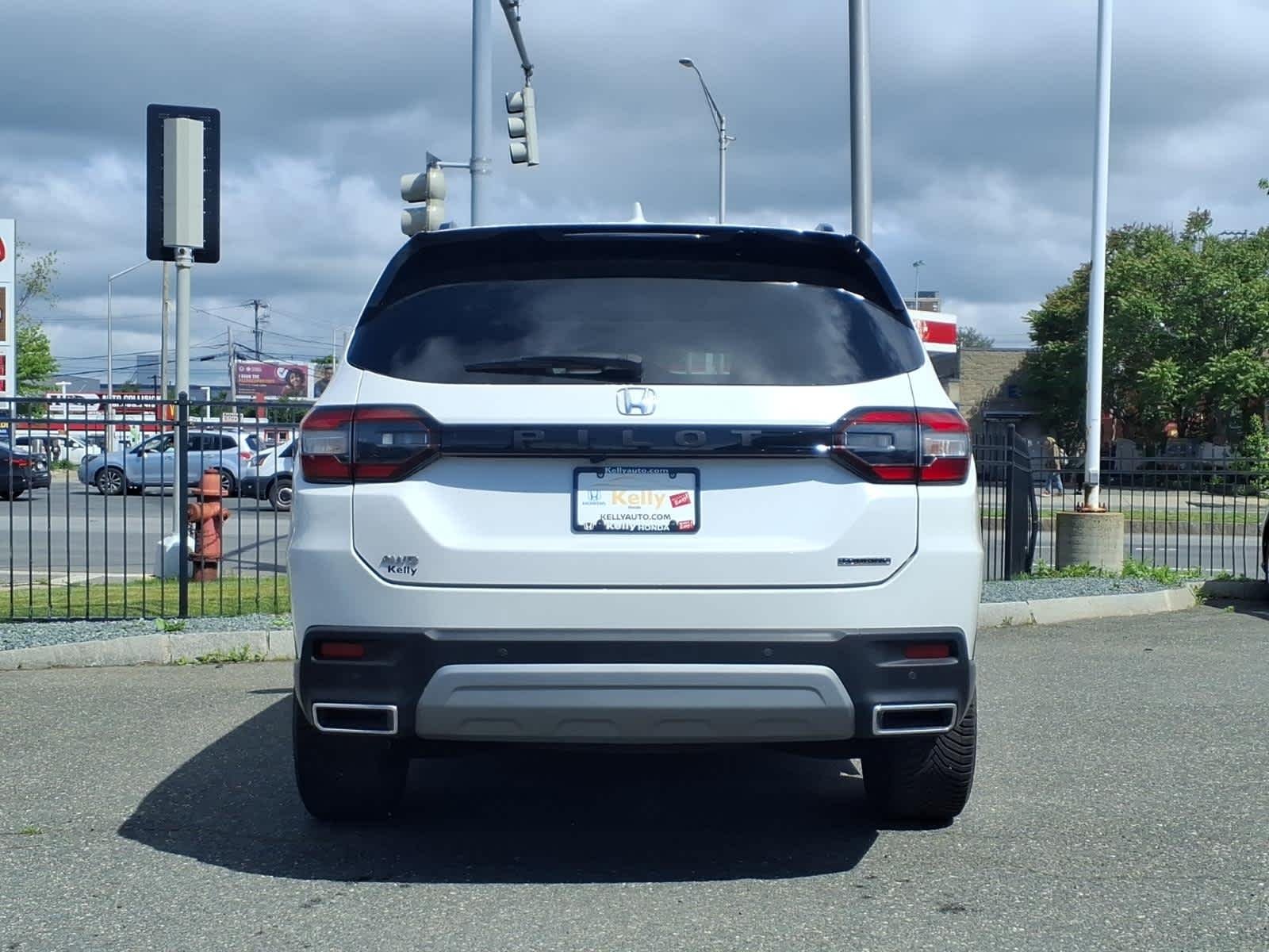 Certified Used 2023 Platinum White Pearl Honda Touring image 6