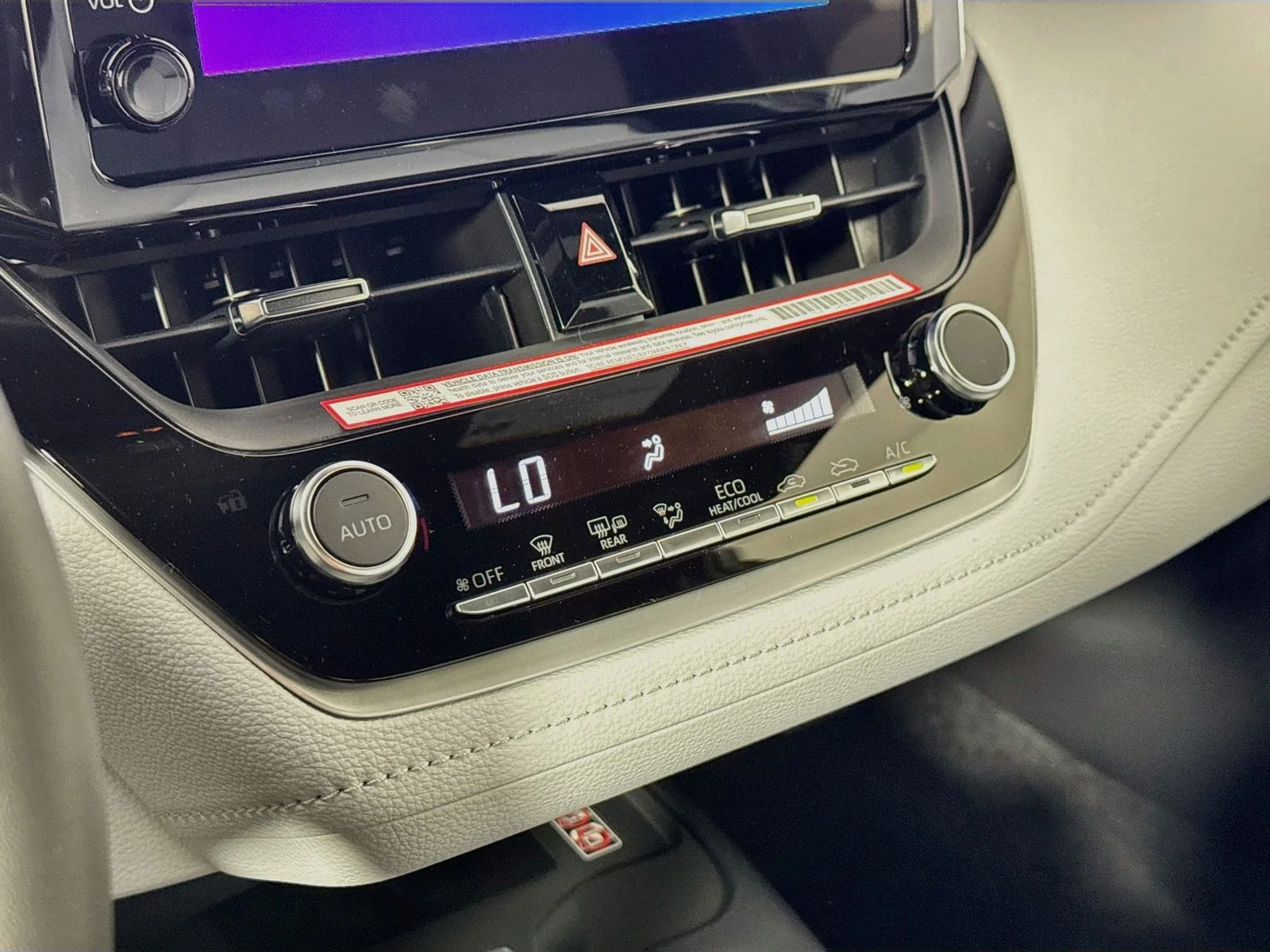 New 2027 Wind Chill Pearl <sup>1</sup> Toyota  SE image 10