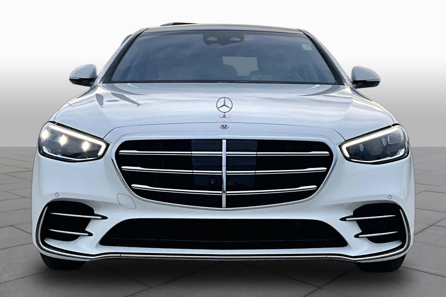 Used 2024 MANUFAKTUR Moonlight White Metallic Mercedes-Benz S 580 image 4