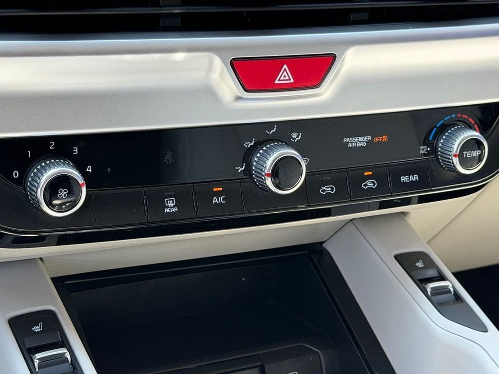 Used 2021 White Kia S image 20