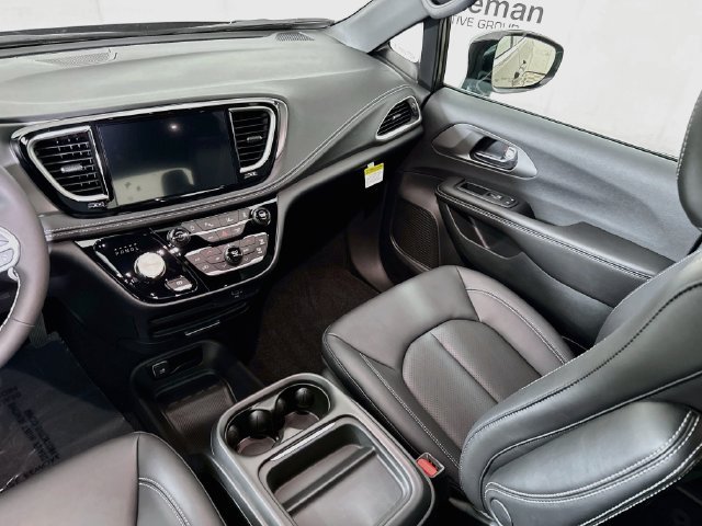 New 2027 Olive Green Pearl-Coat Paint Chrysler Select image 22