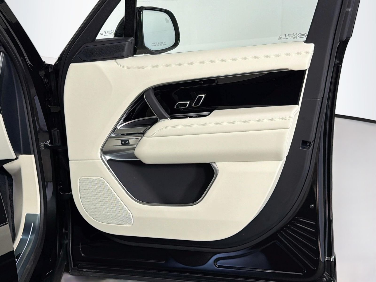 New 2026 Santorini Black LAND ROVER SE image 31