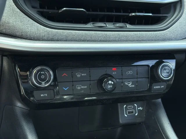 Used 2024 Black Jeep Latitude image 13