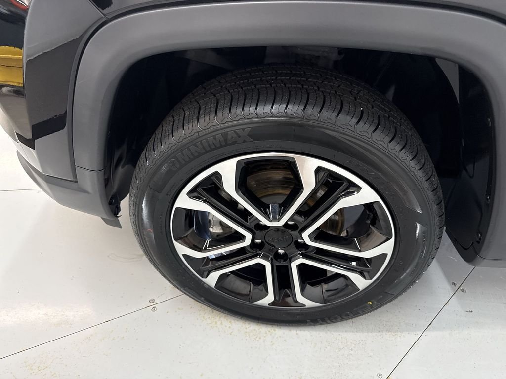 Used 2022 Diamond Black Jeep Limited image 30