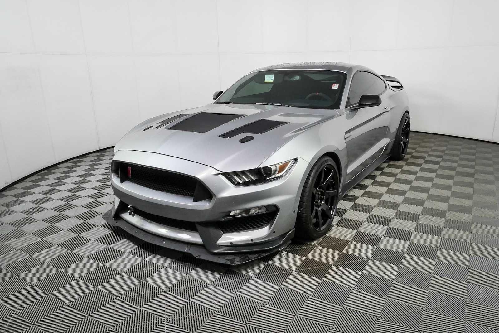 Used 2020 Iconic Silver Ford Shelby GT350R image 23
