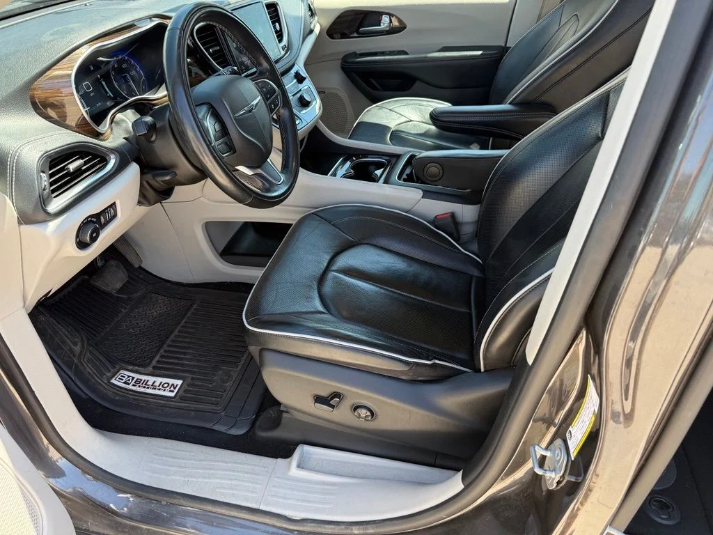 Used 2022 Gray Chrysler Limited image 5