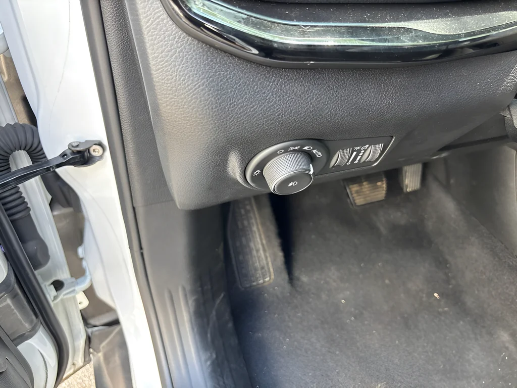 Used 2025 Bright White Clearcoat Jeep Latitude image 26