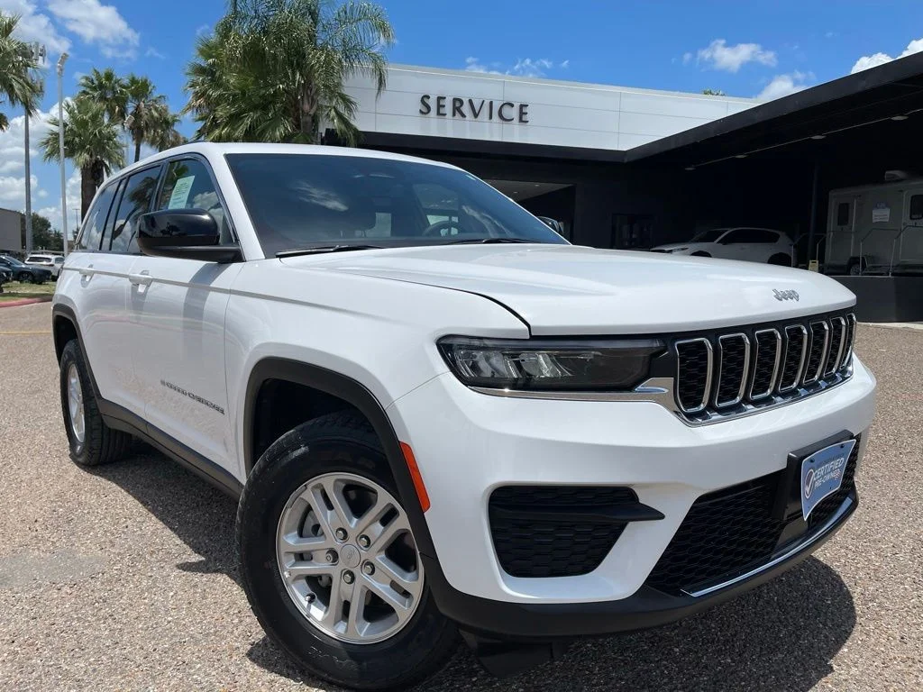 Used 2025 White Jeep Laredo image 1