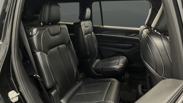 Used 2024 Diamond Black Crystal Pearlcoat Jeep Limited image 24