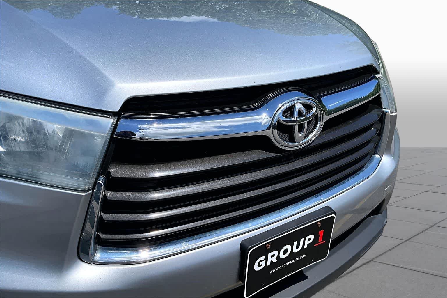 Used 2015 Silver Sky Metallic Toyota XLE image 32