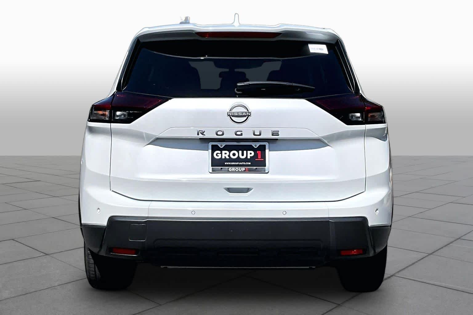 Used 2025 Everest White Pearl Nissan SV image 5