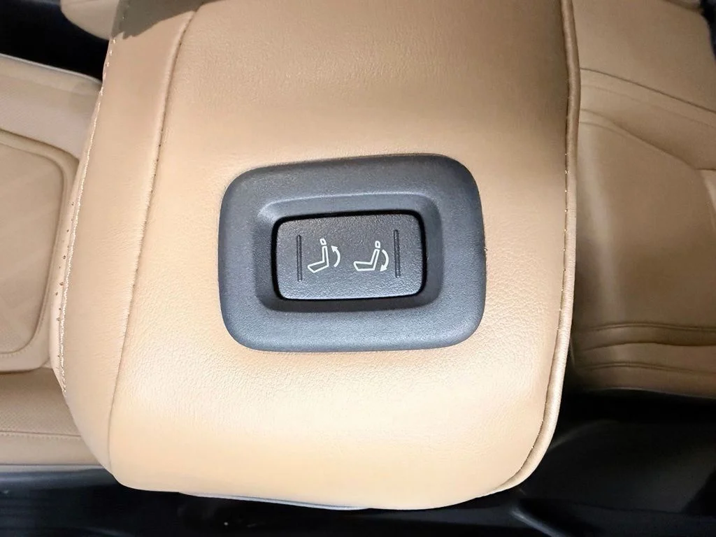 New 2027 RADIANT WHITE INFINITI Luxe 2WD image 39