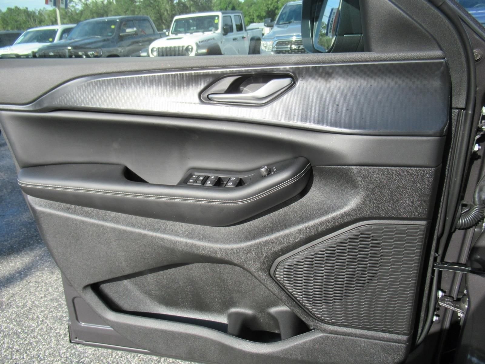 New 2026 Baltic Gray Metallic Clear-Coat Exterior Paint Jeep Laredo X image 20