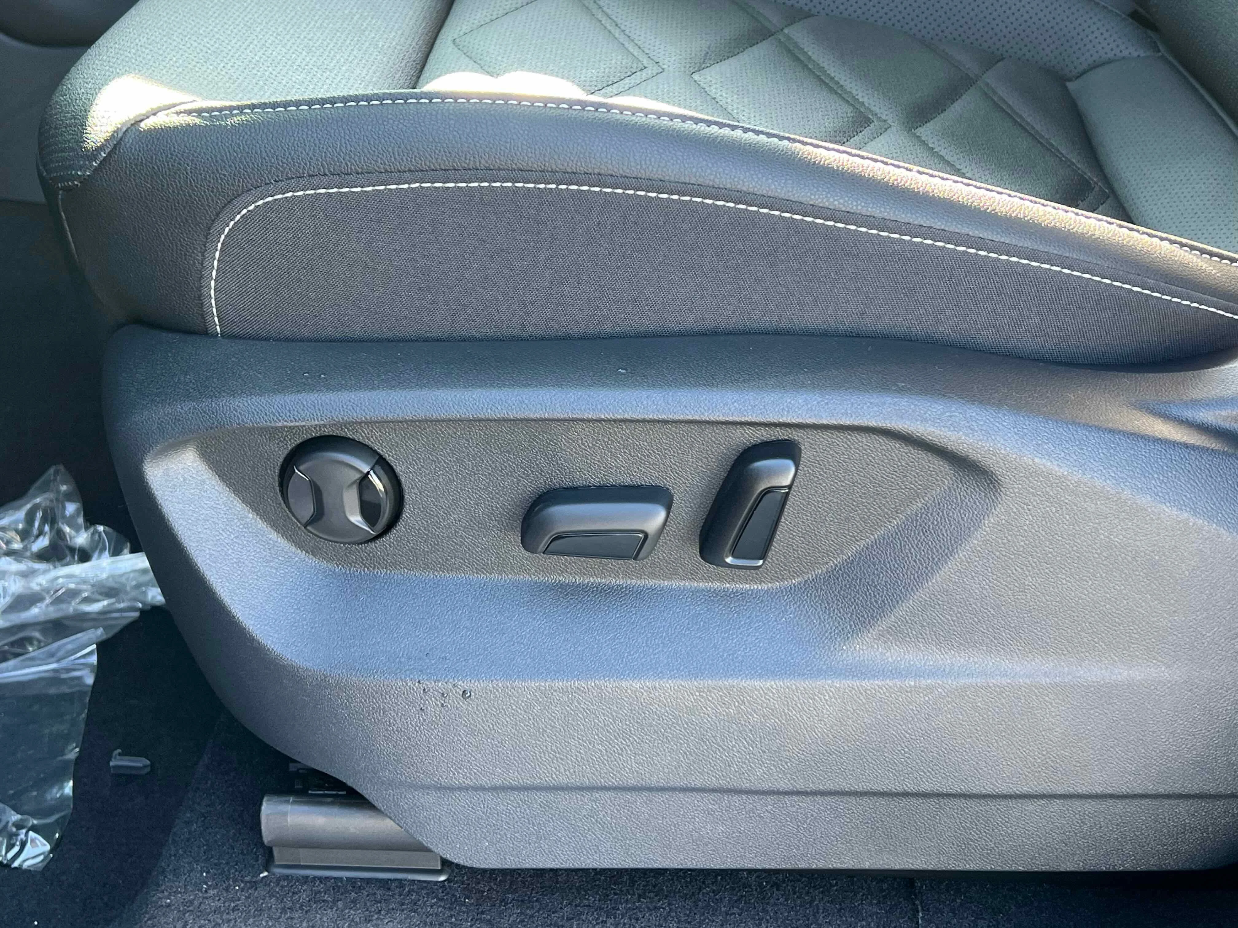 New 2026 Deep Black Volkswagen 2.0T SE w/Technology image 17