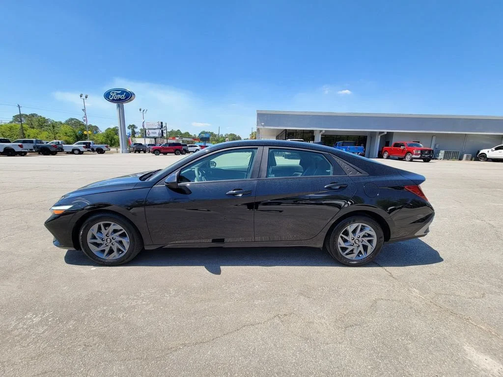 Used 2024 Black Hyundai SEL image 2