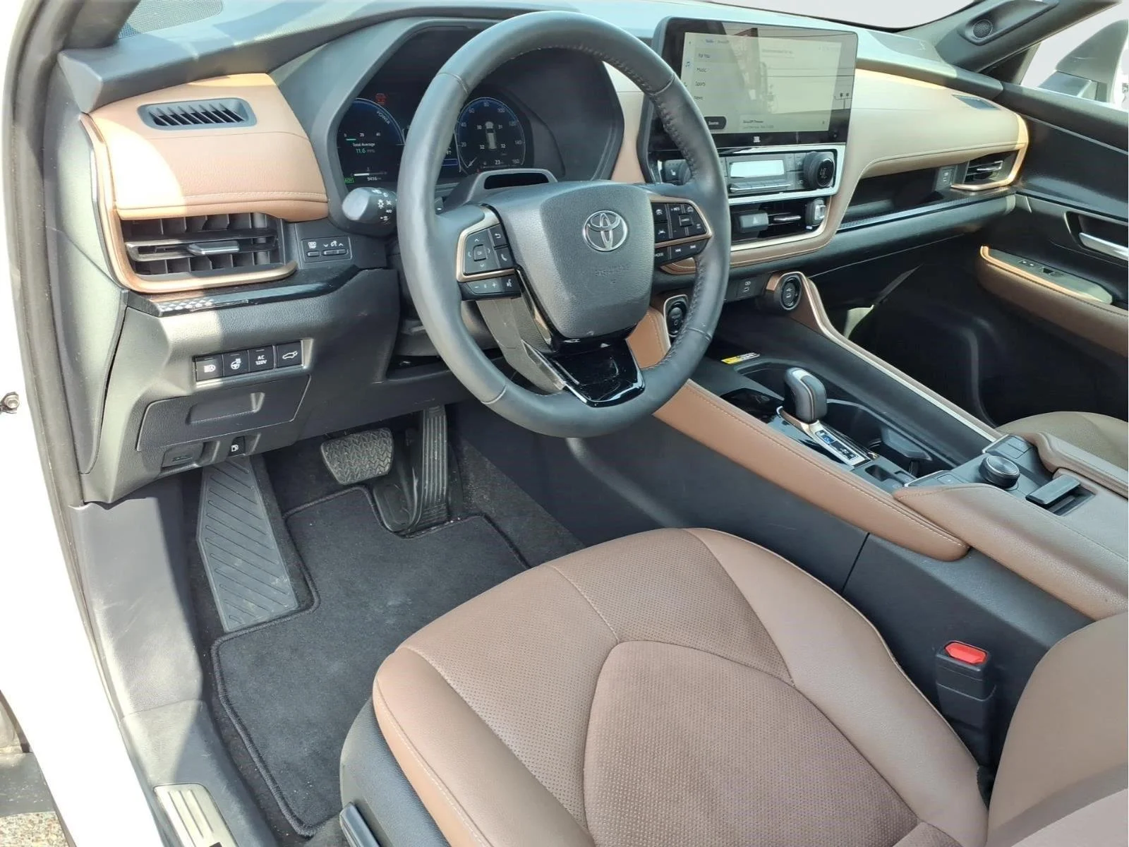 Used 2026 Wind Chill Pearl Toyota MAX Platinum image 18