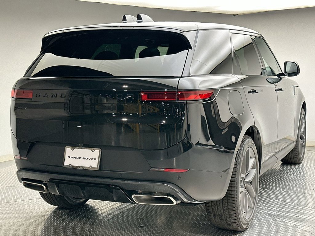 New 2027 Santorini Black Land Rover SE image 3