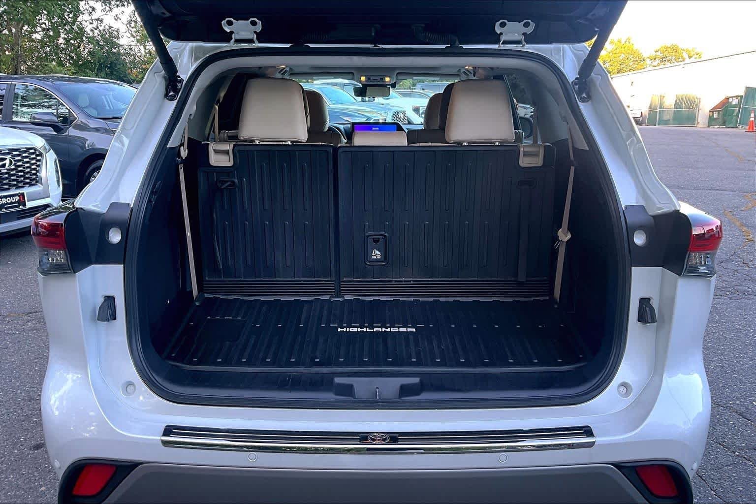 Used 2024 Wind Chill Pearl Toyota Platinum image 30